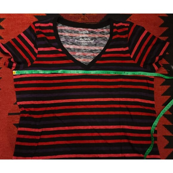 Torrid Women's V-Neck Striped Short Sleeve Classic Fit Top Size 0 Black/Red/Purp - Picture 4 of 9